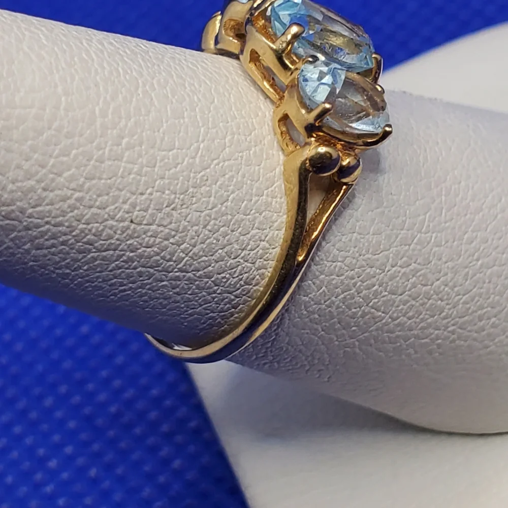 Light blue topaz 3 stone ring - Picture 3 of 8